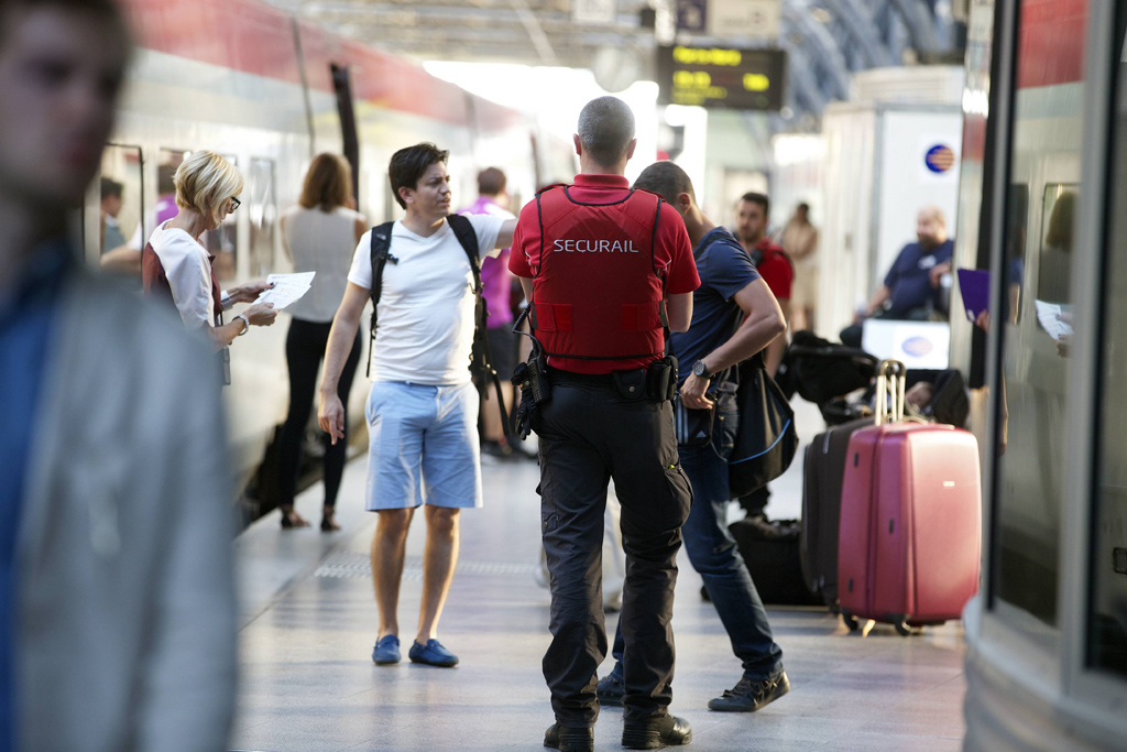 Securail-Mitarbeiter am Bahnhof Brüssel-Midi: Nach dem Thalys-Attentat hat die SNCB bereits mehr Sicherheitspersonal angestellt, im Juli sollen die Sicherheitsschleusen folgen