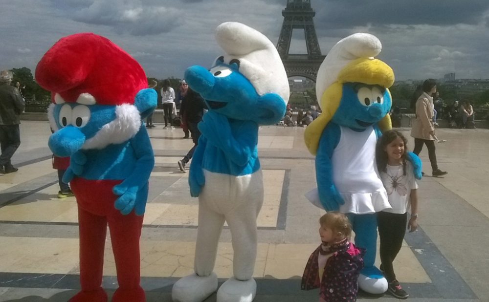 Durch vier europäische Großstädte - wie hier in Paris- spazieren momentan lebensgroße Plüsch-Schlümpfe, die die Passanten dazu einladen mit nach Brüssel zu kommen