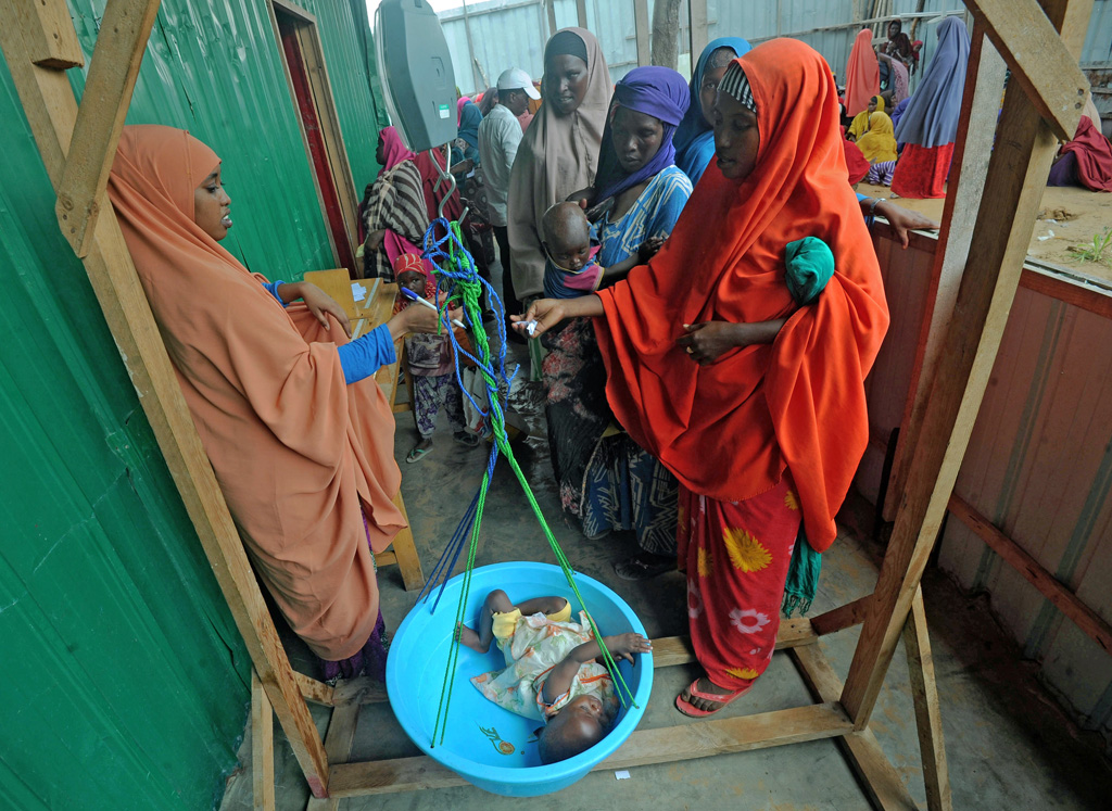 Somalische Frauen wiegen ihre unterernährten Kinder und warten auf eine medizinische Behandlung in einem Randbezirk von Mogadishu (Bild vom 11.4.)