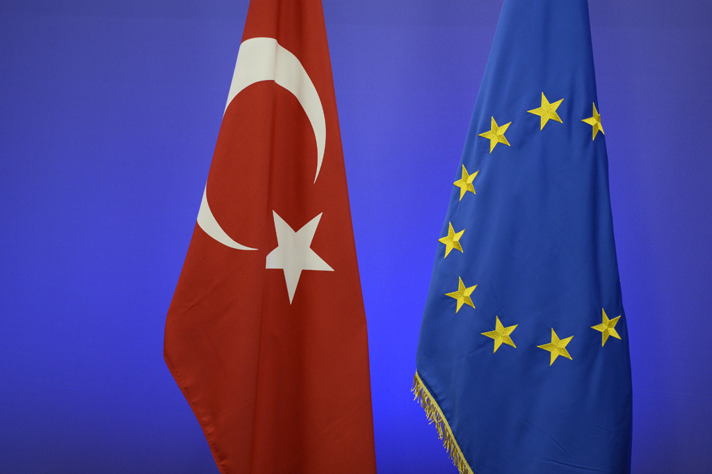 Die türkische und die EU-Fahne