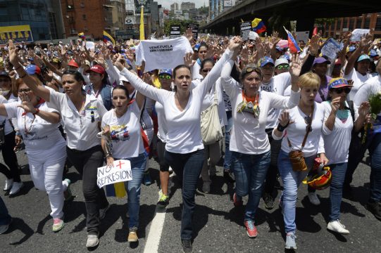 Tausende Frauen protestieren in Caracas gegen Venezuelas Regierung