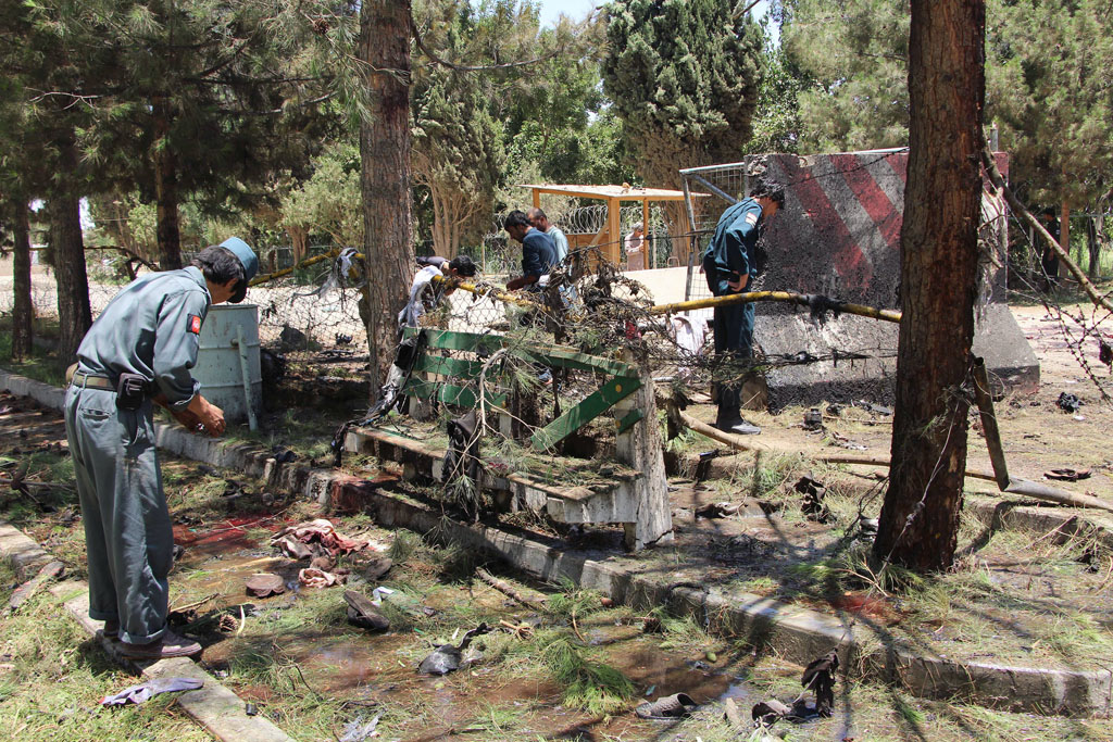 Afghanische Sicherheitskräfte untersuchen den Anschlagsort in Lashkar Gah