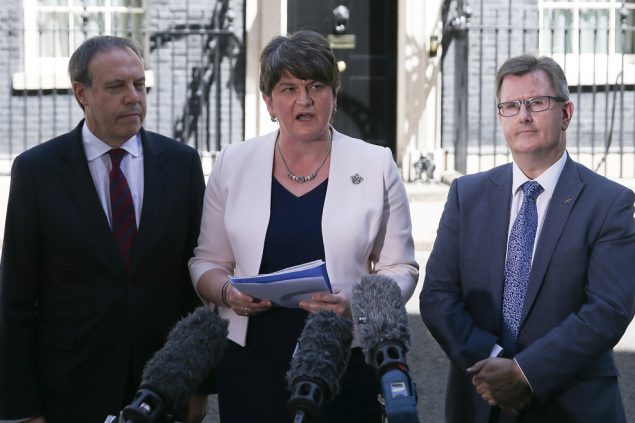 Die DUP-Vorsitzende Arlene Foster am 26.6.2017 in London