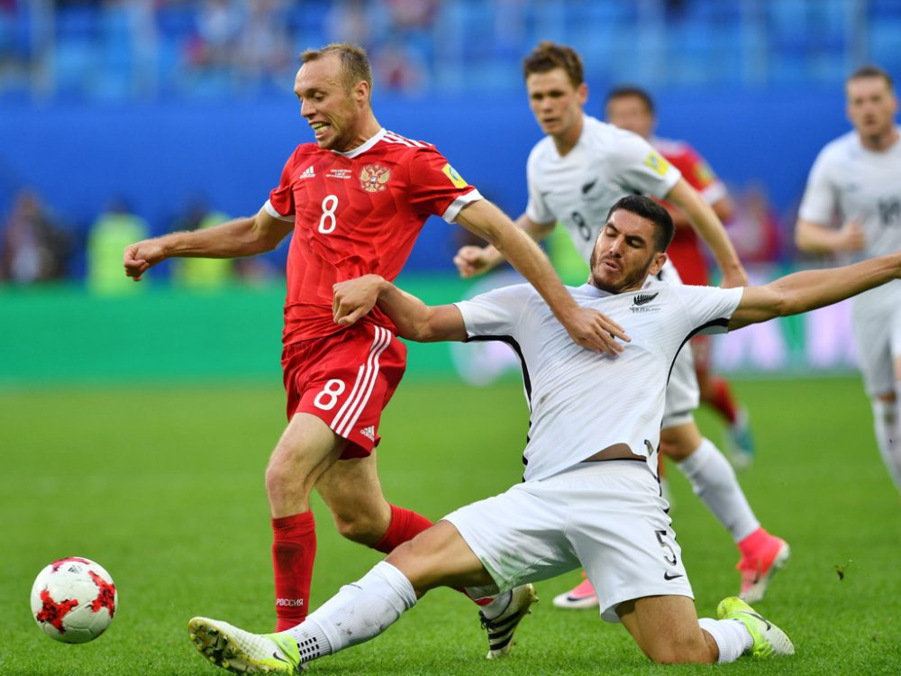 Russlands Denis Glushakov im Zweikampf mit Verteidiger Michael Boxall