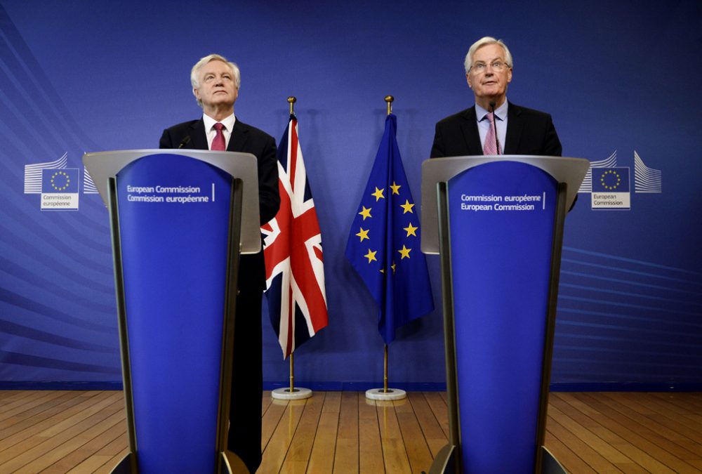 Der britische Brexitminister Dave Davies und der EU-Chefunterhändler Michel Barnier (r.) am 19.6.2017 in Brüssel