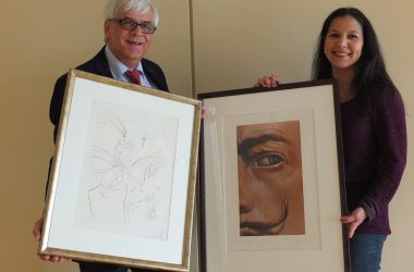Heinz Ess und seine Frau Dominica Ojeda mit Bildern aus der Sammlung in den künftigen Ausstellungsräumen