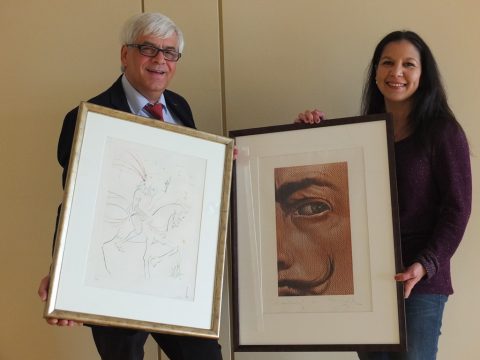 Heinz Ess und seine Frau Dominica Ojeda mit Bildern aus der Sammlung in den künftigen Ausstellungsräumen