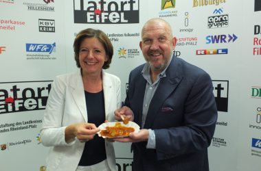 Dietmar Bär stilecht mit Currywurst (wie im Kölner Tatort) zusammen mit Malu Dreyer, Ministerpräsidentin von Rheinland-Pfalz