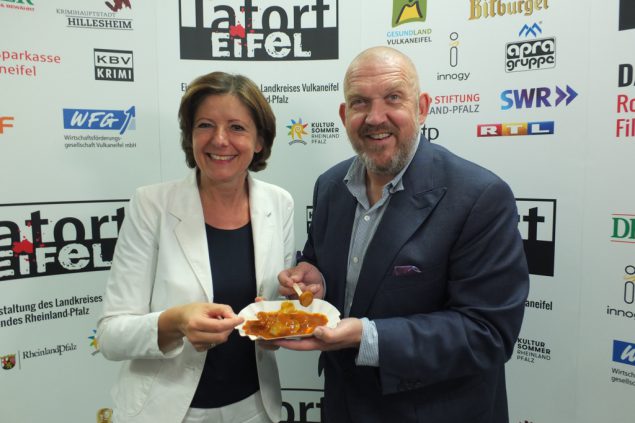 Dietmar Bär stilecht mit Currywurst (wie im Kölner Tatort) zusammen mit Malu Dreyer, Ministerpräsidentin von Rheinland-Pfalz