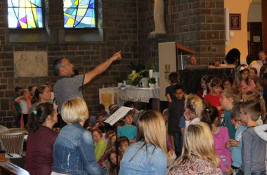 Prima Canta - Schulkinder singen in der Kirche in Weywertz