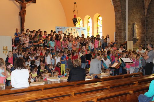 Prima Canta - Schulkinder singen in der Kirche in Weywertz