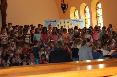 Prima Canta - Schulkinder singen in der Kirche in Weywertz