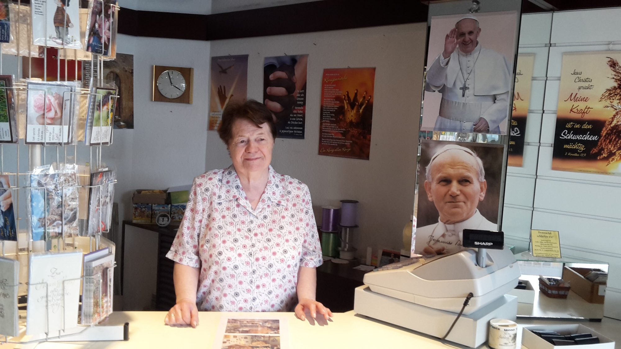 Gisela Schaus in ihren Devotionalien-Laden