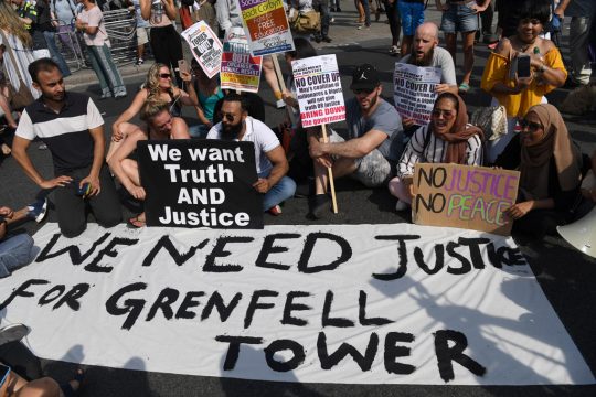 Aufgebrachte Demonstranten nach der Brandkatastrophe vom Grenfell Tower, London