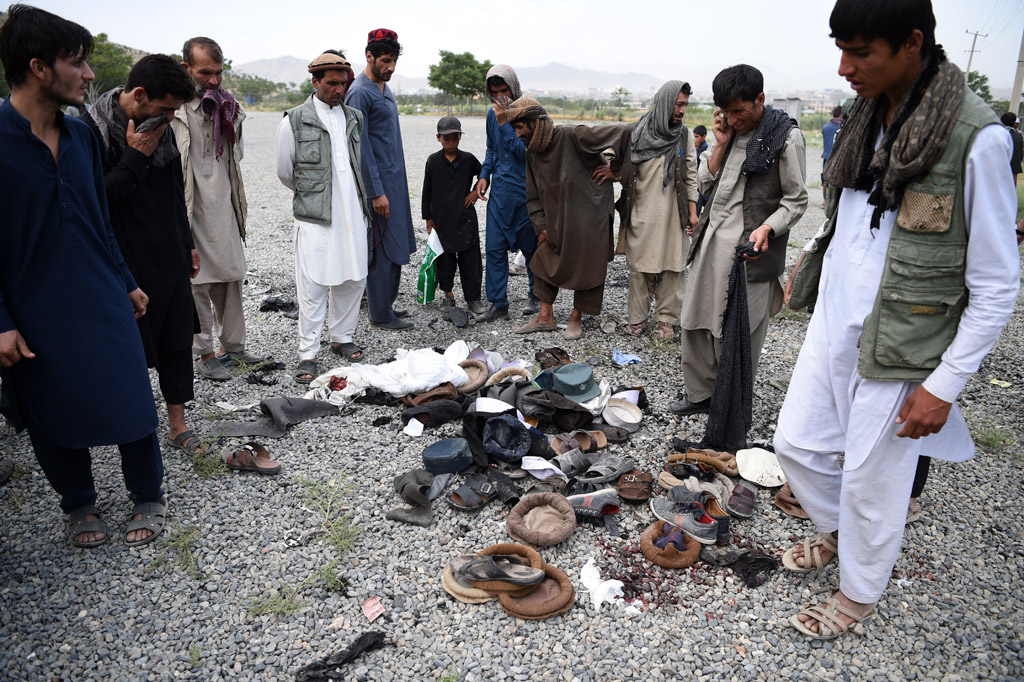 Nach neuem Anschlag in Kabul: Afghanen bei Gegenständen der Opfer (3.6.2017)