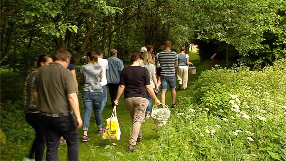 Kräuterexkursion im Garten von Haus Ternell