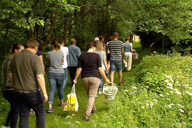 Kräuterexkursion im Garten von Haus Ternell