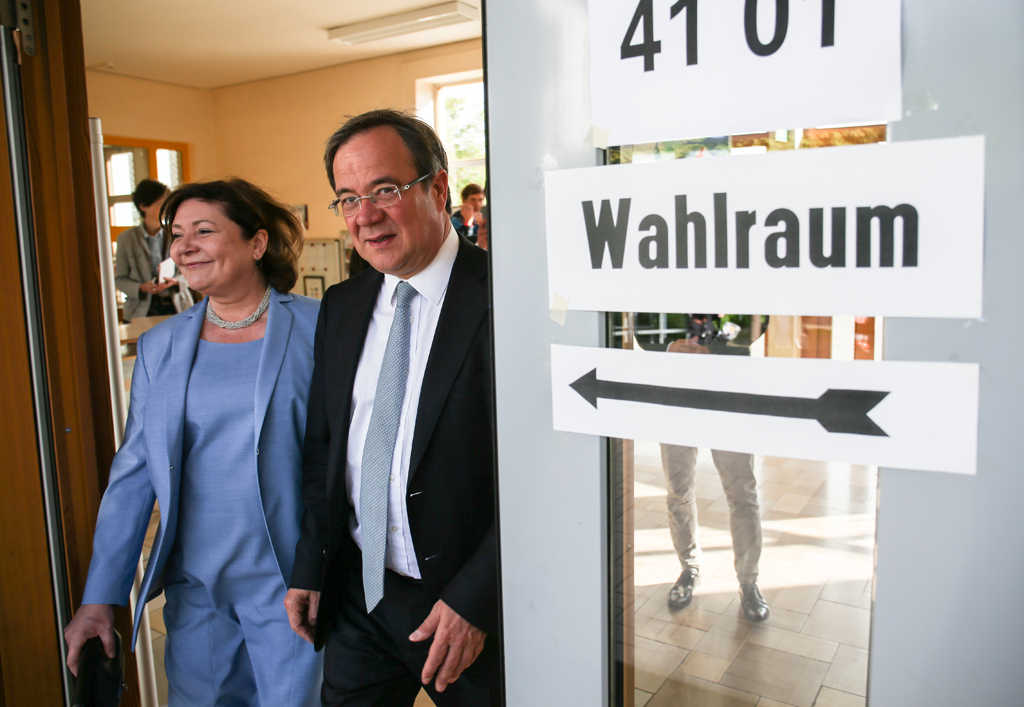 Armin Laschet mit seiner Frau Susanne am 14. Mai in einem Aachener Wahlbüro