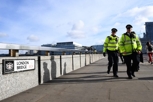 Britische Polizisten auf der London Bridge