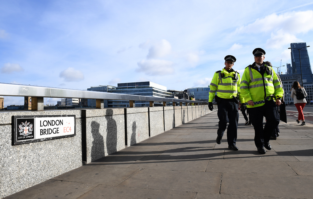 Britische Polizisten auf der London Bridge