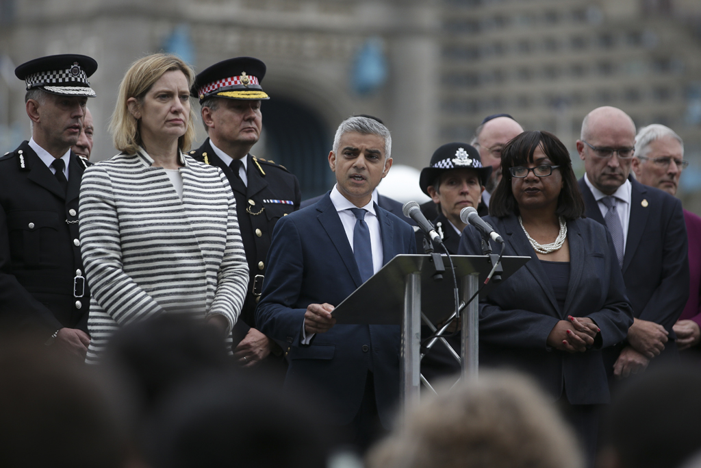 Londons Bürgermeister Sadiq Khan (M) bei einer Gedenkfeier für die Opfer der Terrorattacke