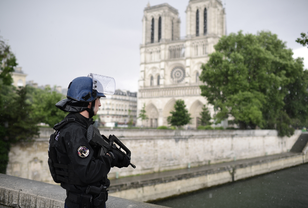 Französischer Polizist vor der Kathedrale Notre-Dame in Paris (Archivbild: Martin Bureau/AFP)