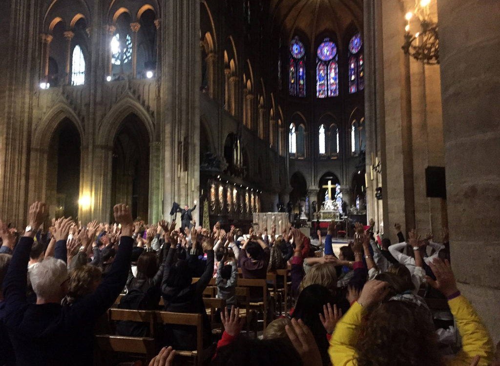 Besucher in der Kathedrale Notre-Dame