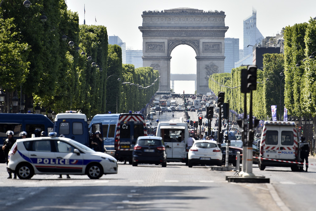 Nach Zusammenprall mit Gendarmerie-Wagen: Champs-Elysées abgesperrt (19.6.2017)