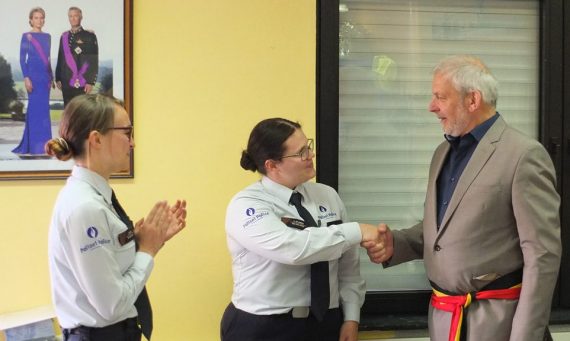 Klaus Schumacher (r.) vereidigt als Präsident des Polizeirates die Inspektorinnen Julia Peiffer (L.) und Sarah Gillessen (M.)