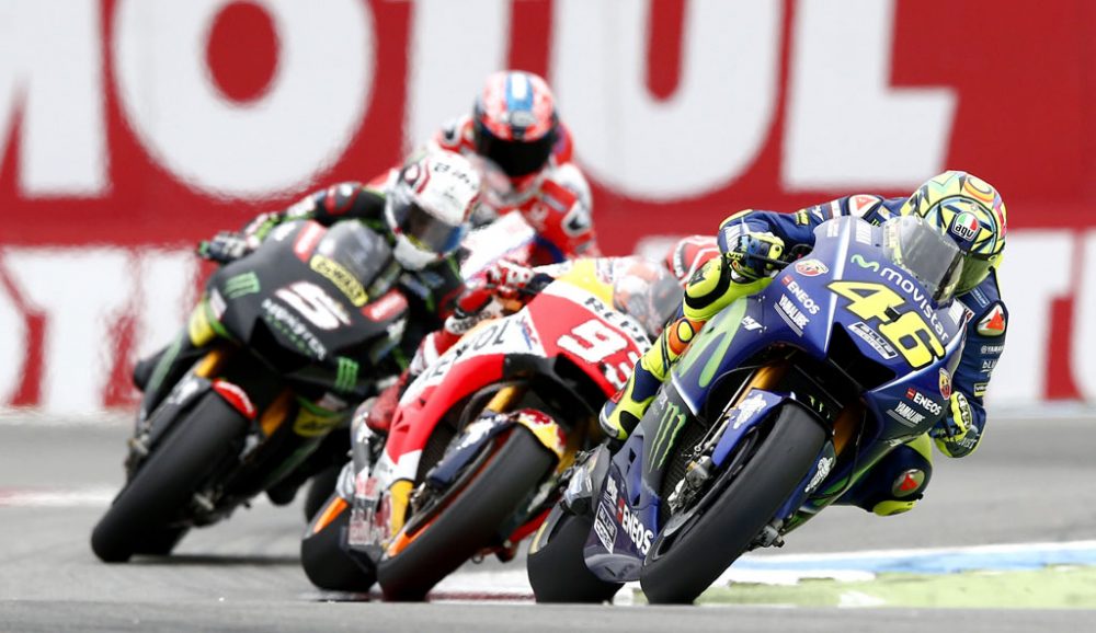 Valentino Rossi (r.) gewinnt in Assen