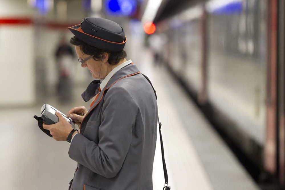 Zugbegleiterin der SNCB (Bild: Kristof Van Accom/Belga)