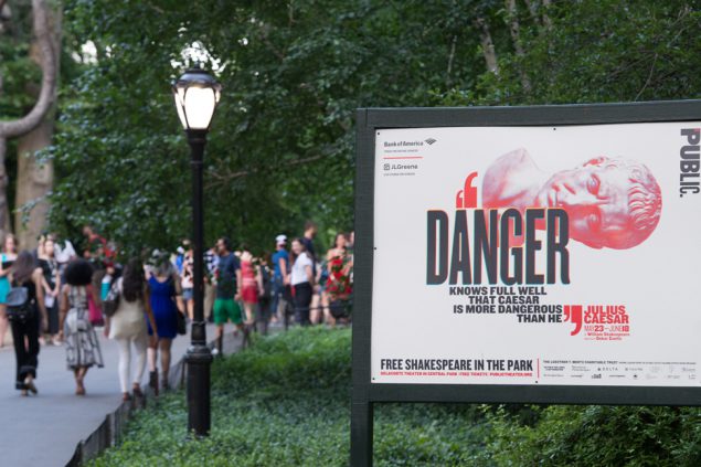 Eine Shakespeare-Inszenierung, in der Roms Herrscher Julius Cäsar Ähnlichkeiten mit US-Präsident Donald Trump aufweist und am Ende des Stücks wie immer ermordet wird, sorgt für Wirbel in New York