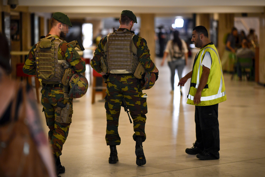Soldaten patroullieren am Hauptbahnhof in Brüssel