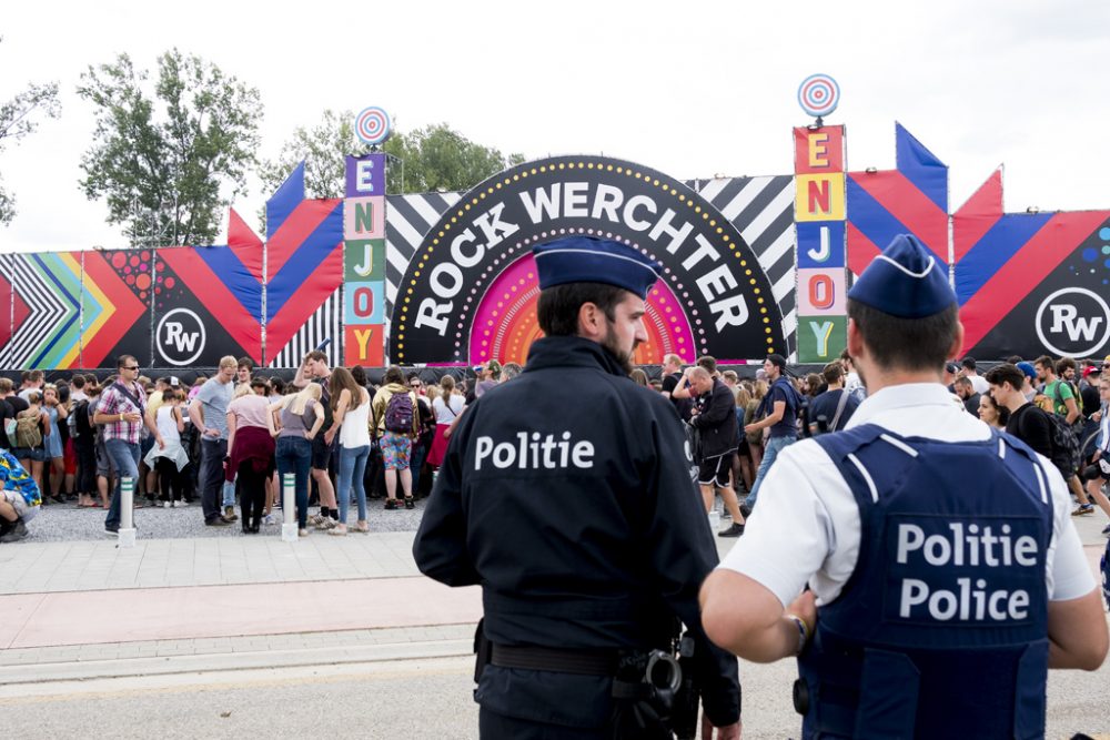 Eingang zum Festivalgelände in Werchter. Im Vordergrund zwei Polizisten.