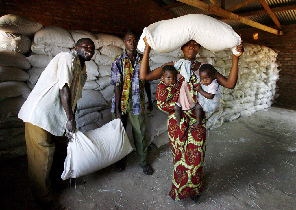Eine Mutter in Malawi holt die monatliche Essensration für ihre Familie ab, die das WFP dort verteilt (Archivbild: Jon Hrusa/EPA)
