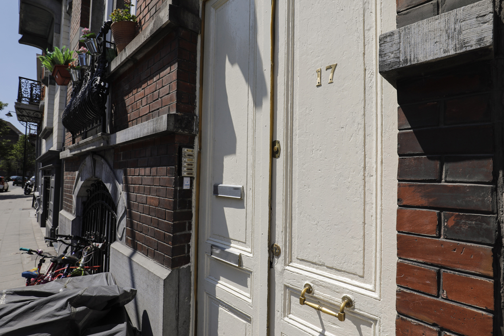 Die Polizei hat Dienstagnacht unter anderem in diesem Haus in Anderlecht Durchsuchungen durchgeführt