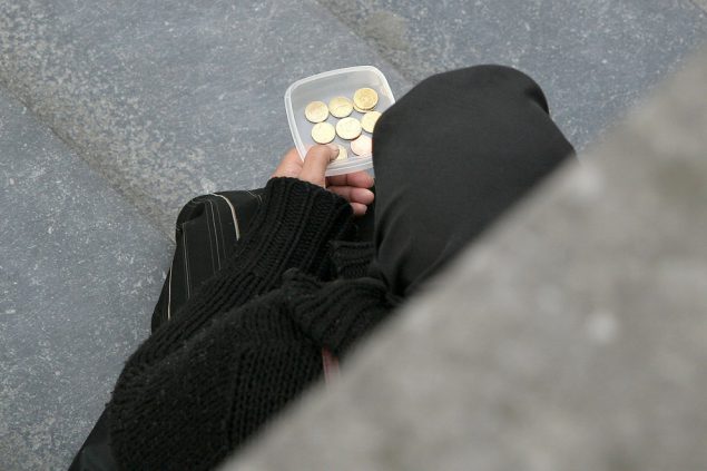 Eine Bettlerin in Brüssel