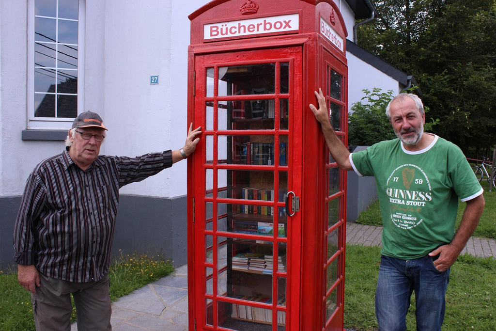 Englische Telefonzelle als Bücherbox in Eynatten