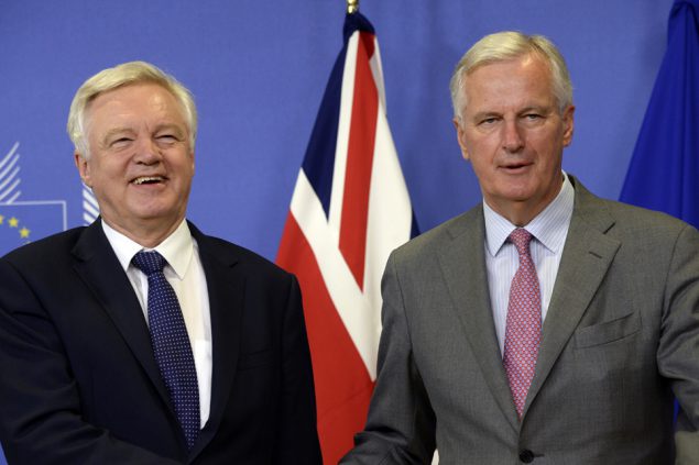EU-Chefunterhändler Michel Barnier und der britische Brexit-Minister David Davis (l.) am 17.7.2017 in Brüssel