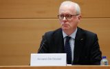 Armand De Decker bei einer Sitzung des Kasachgate-Untersuchungsausschusses (7.7., Bild: Bruno Fahy/Belga)