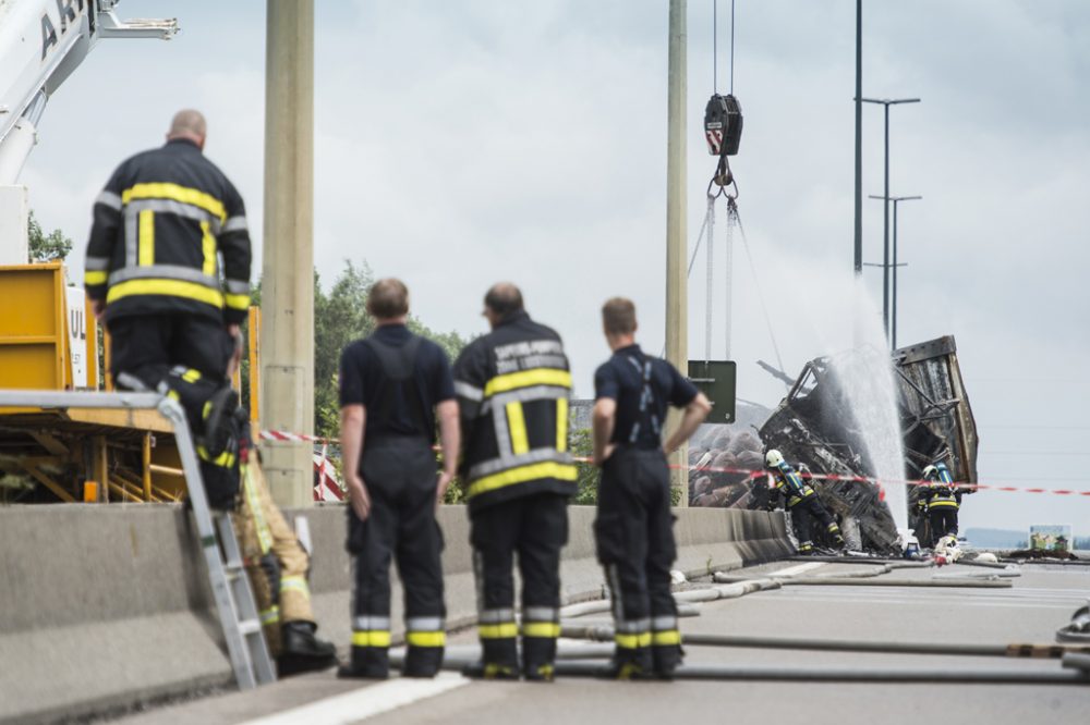 Bergungsarbeiten auf der E411 (Bild vom 10.7.)