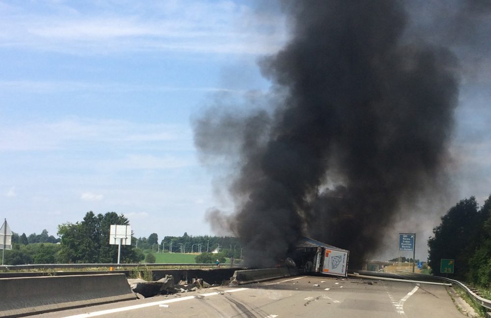 Brand eines mit Chemikalien beladenen Lastwagens auf der E411 bei Recogne