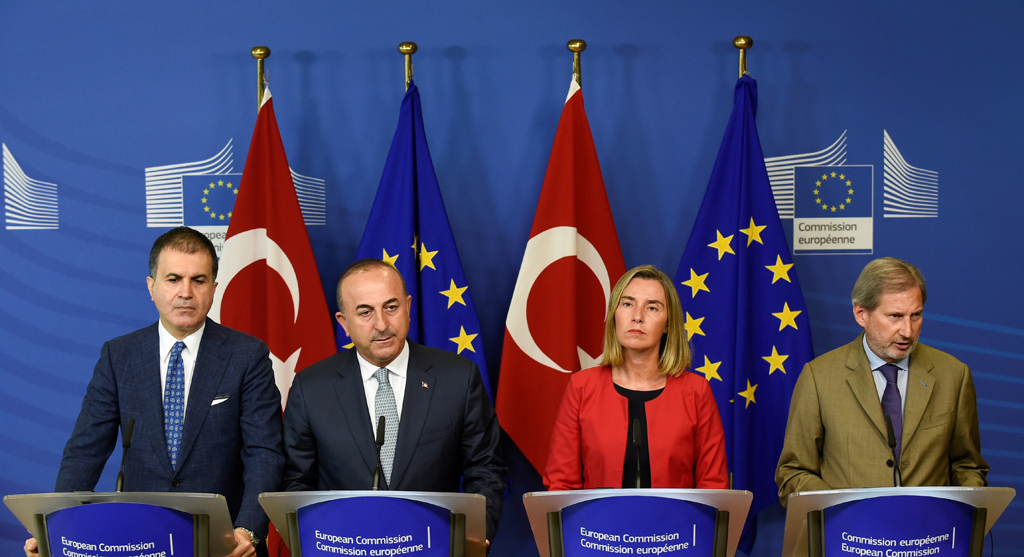 Der türkische Europaminister Ömer Celik, der türkische Außenminister Mevlut Cavusoglu, EU-Außenbeauftragte Federica Mogherini und EU-Erweiterungskommissar Johannes Hahn