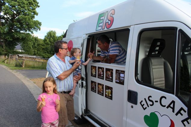 Der Eismann Kommt In Die Eifeldorfer