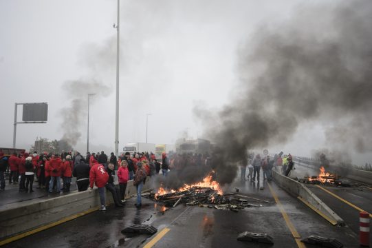 Feuer auf der Autobahn: Streik der FGTB im Oktober 2015
