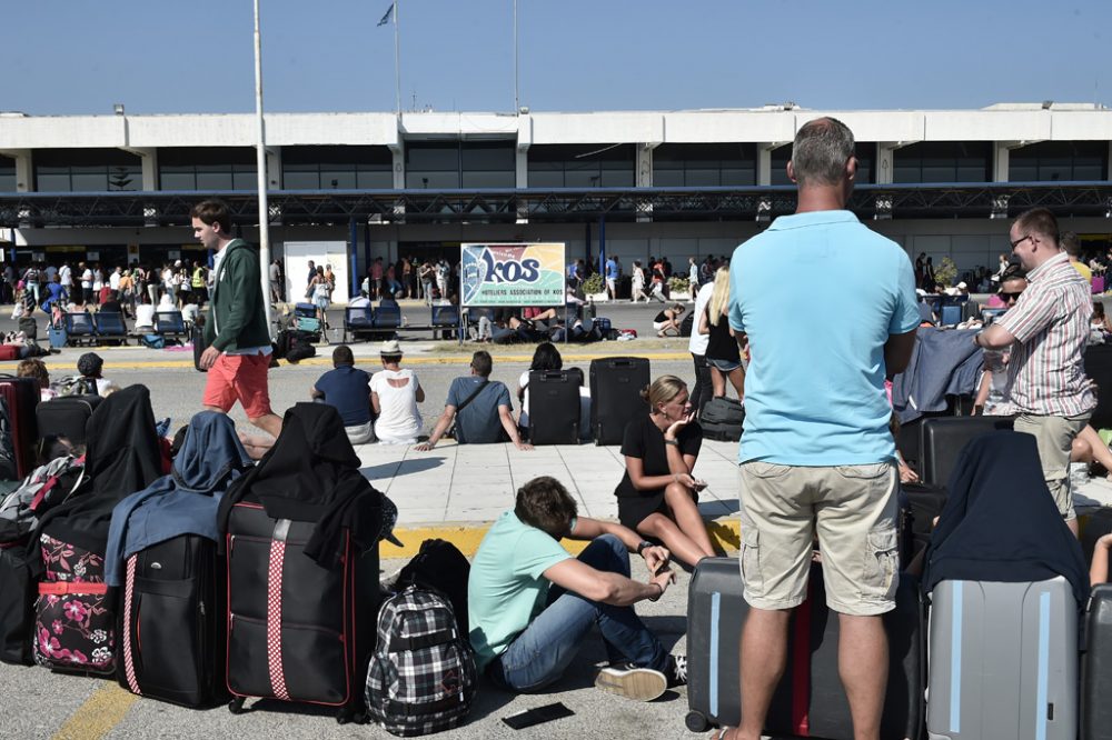 Touristen am Flughafen von Kos