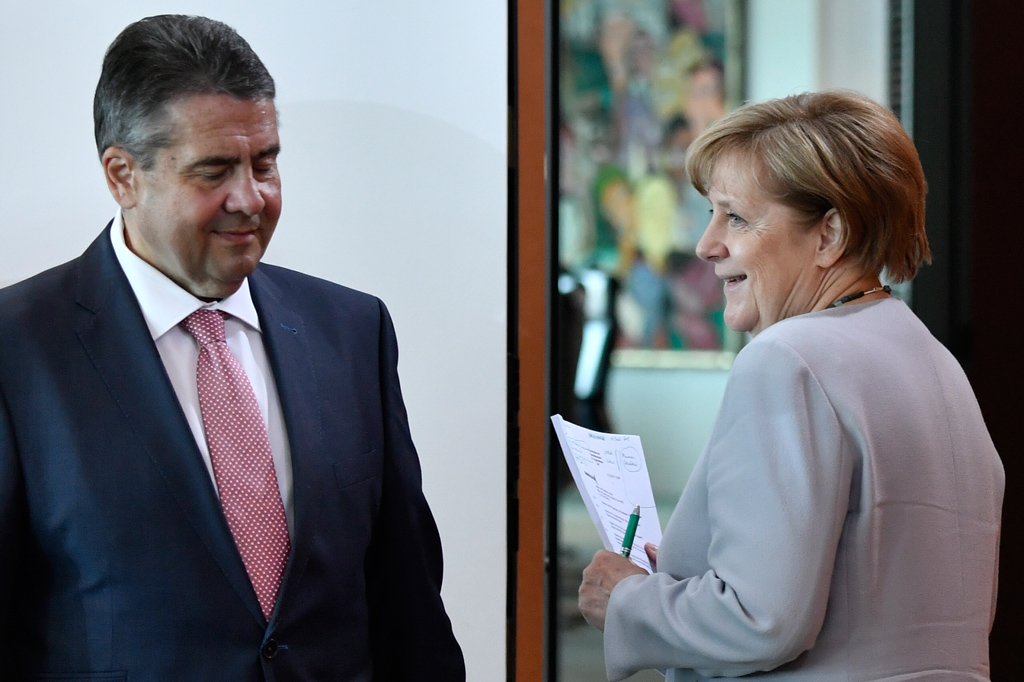 Der deutsche Außenminister Sigmar Gabriel und Kanzlerin Angela Merkel