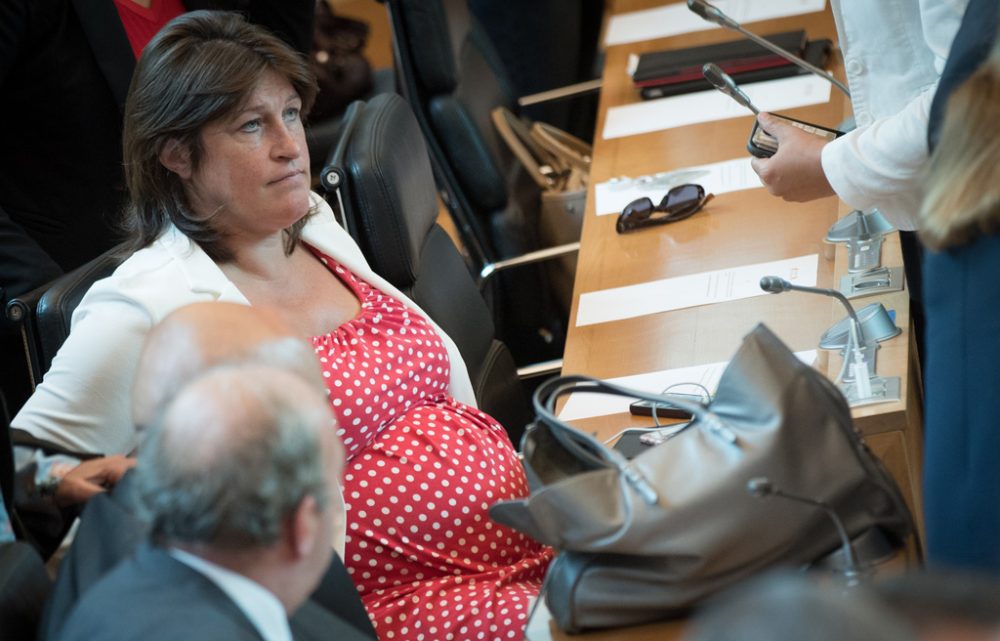 Jacqueline Galant letzten Freitag noch hochschwanger im Wallonischen Parlament