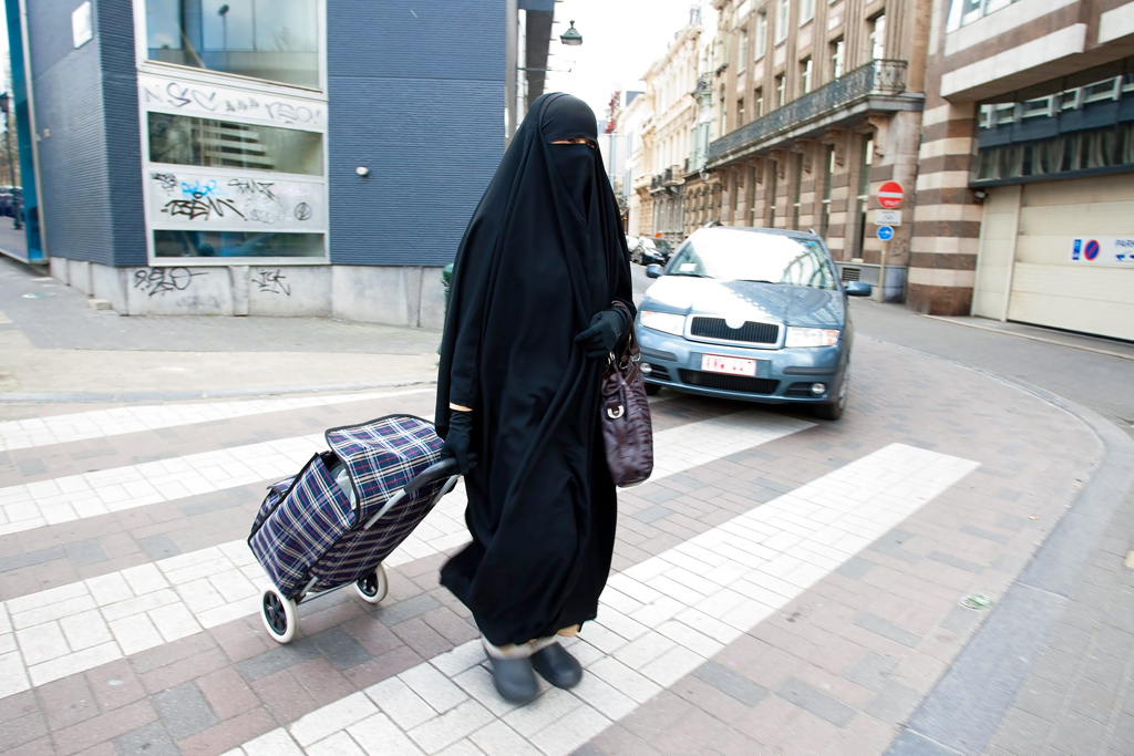 Frau mit Gesichtsschleier in Brüssel
