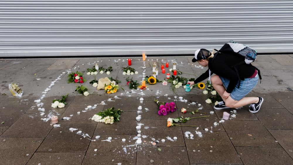 Blumen und Kerzen am Ort des Geschehens in Hamburg